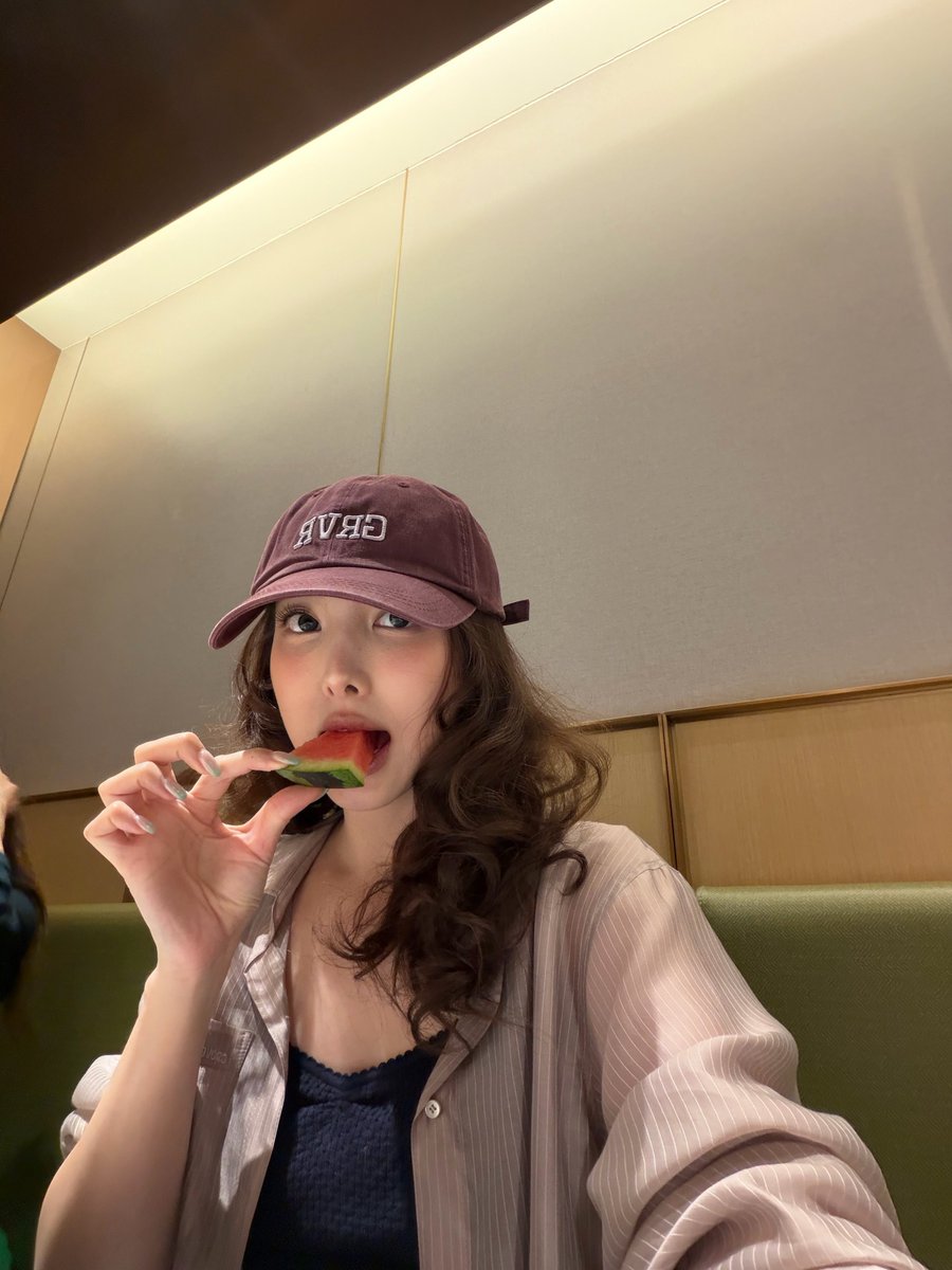 godmitzu's tweet photo. NAYEON SELCA AT HAIDILAO https://t.co/RSiosus87D