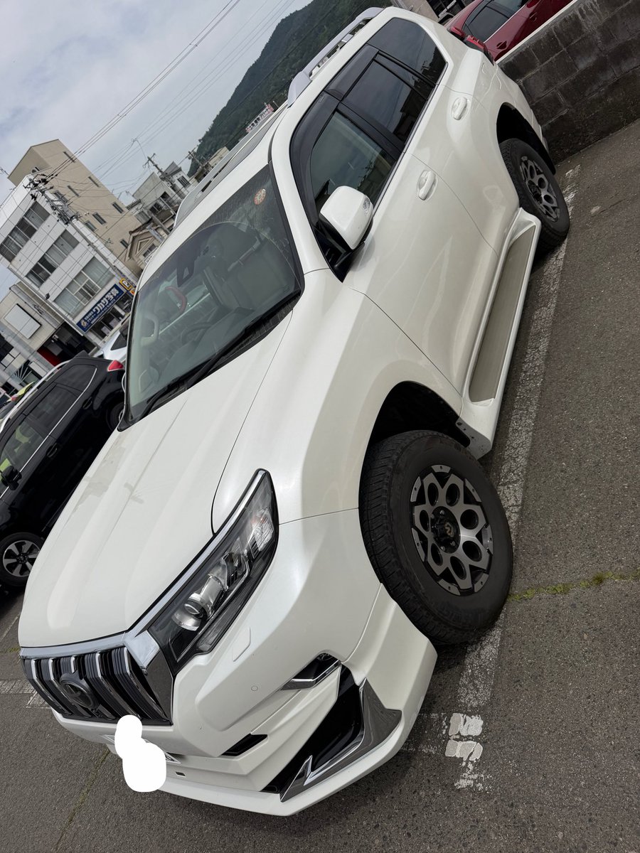 LandCruiser1012's tweet photo. 日曜日も仕事！貧乏暇なし！！！駐車場に戻ったときに俺の車カッコいいなぁと毎回写真撮ってしまいます🤳 https://t.co/EtPq9l8dBG