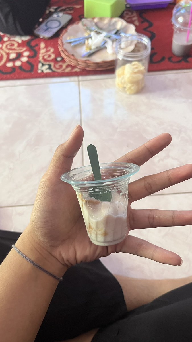 xxtrexzoo's tweet photo. ini aku yg tambah gede apa emang cup nya kecil bgt sih, perasaan dulu cupnya gede loh https://t.co/b3BsbyiOXV