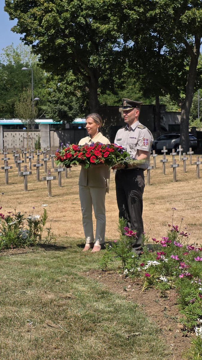 SRBinFrance's tweet photo. Loin de la patrie, mais jamais aussi près de son cœur. 🇷🇸❤️

C'est avec la sainte bénédiction de Son Éminence l'Évêque Justin et avec le soutien chaleureux de l’Ambassade de Serbie, que de nombreuses associations serbes de France ont uni leurs forces pour rassembler notre diaspora au cimetière militaire de Thiais pour un Vidovdan inoubliable.

Après un office religieux empreint de dignité, ce grand moment de mémoire a montré que la distance ne peut effacer nos racines.

L'événement a été honoré par l’allocution de l’Ambassadrice Hrustanović, ainsi que par la présence des représentants du ministère des Affaires étrangères de Serbie et de la Direction pour la diaspora.

Un immense merci à nos enfants, à notre diaspora et à nos fidèles amis français pour ce moment de pure fraternité.

TANT QUE VIT LA MÉMOIRE, NOUS VIVONS. 🕊️✨

#Vidovdan #Paris #Thiais #DiasporaSerbe #SerbieEnFrance #Memoire