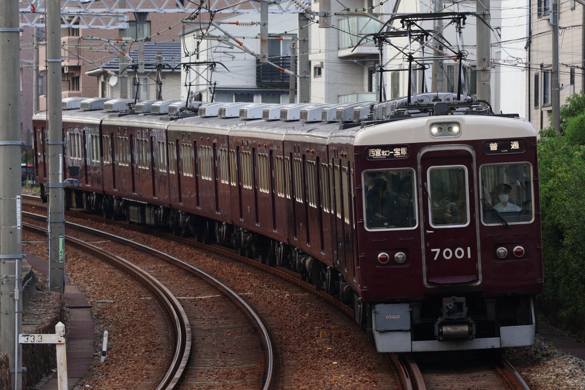 阪急7001f+8042f 阪急7000系 7001F (7001×6R) 長らく相方の8042Fを西宮に置いて、今津北