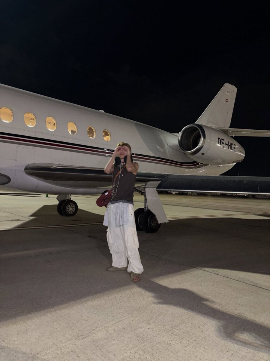 JUNG9795_'s tweet photo. GILA SIH 😭🔥 CELINE sampe ngirim private jet buat jemput taehyung ke paris setelah konser Madrid 

V FOR CELINE FASHION SHOW 
#VxCelineSS27
#TAEHYUNGxCELINE https://t.co/upKMX7hWxX