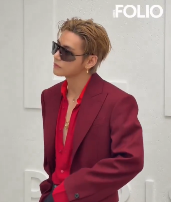 AboutMusicYT's tweet photo. Taehyung was mentioned in over 100,000 posts on Twitter in a single hour following his arrival at the Celine Show. He has generated 1,600 posts every minute. https://t.co/nohVUz8JWS
