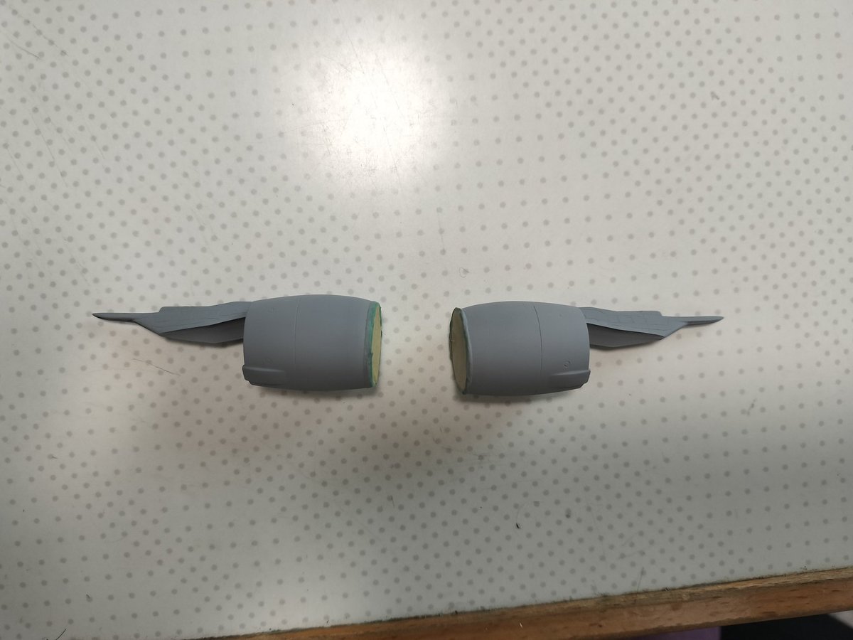 KeitetsuAirline's tweet photo. 銀で塗装した���ンジン前縁にマスキングして下地塗装。ヤスリがけの際にマスクがはがれてしまわないかが心配。
#旅客機プラモ https://t.co/dauo18NuPn