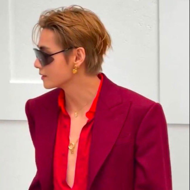 Levoremag's tweet photo. Taehyung was mentioned in over 100,000 posts on X within a single hour of his arrival at the CELINE show, averaging nearly 1,600 posts per minute. 🔥

#TAEHYUNGxCELINE #VxCELINE #CelineSS27 https://t.co/Hm7ciVHSHM