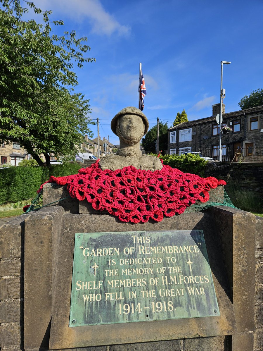 TBaileyFCIEx's tweet photo. From a cascading waterfall of poppies to brilliantly crafted boots, the community's woollen art at the Shelf Garden of Remembrance is a stunning tribute for #ArmedForcesWeek. Proud of our village! 🇬🇧 
 #SaluteOurForces #Shelf https://t.co/lYOQjWzDCD