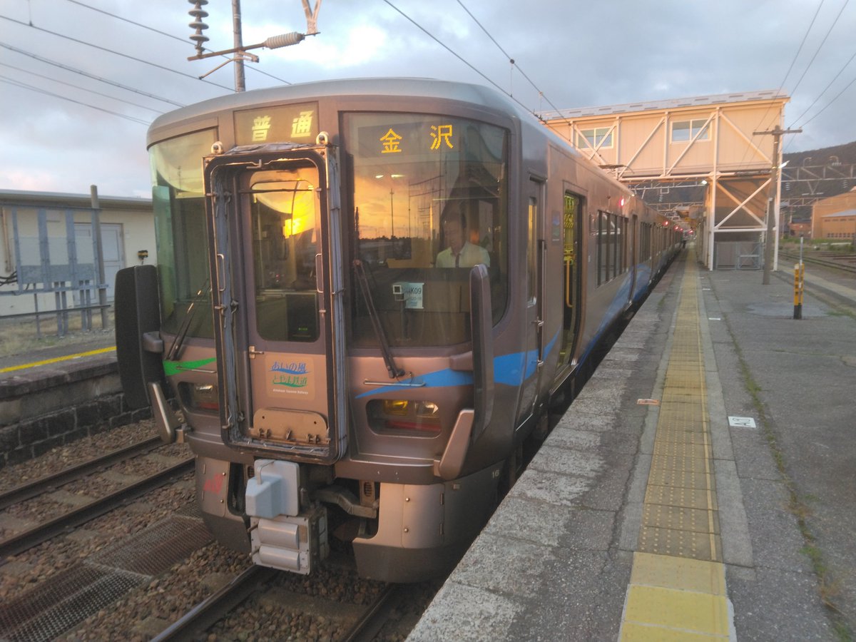 aile's tweet photo. 無事、あいの風とやま鉄道の金沢行きに乗車!。同番線乗り換え縦列停車を見られず残念。時間帯によるのかな？ https://t.co/jKh6hsh09K