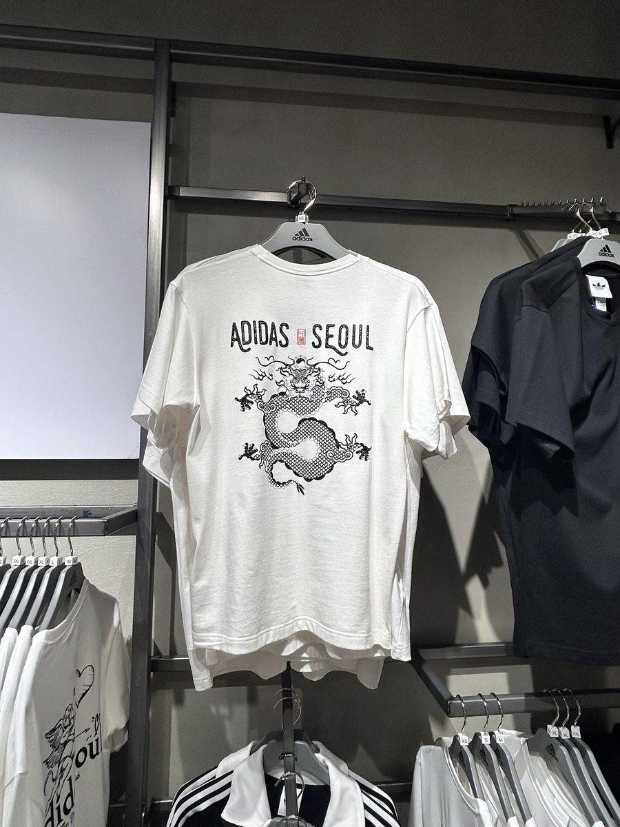COEXのadidasで韓国伝統デザインのBAGとTシャツ売ってた