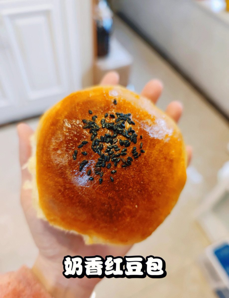 BraNellygh's tweet photo. Just grabbed this warm coconut red bean bun from the street stall—sweet, fluffy, and the perfect 10-minute energy boost for my afternoon! , https://t.co/EZXBjxrJru