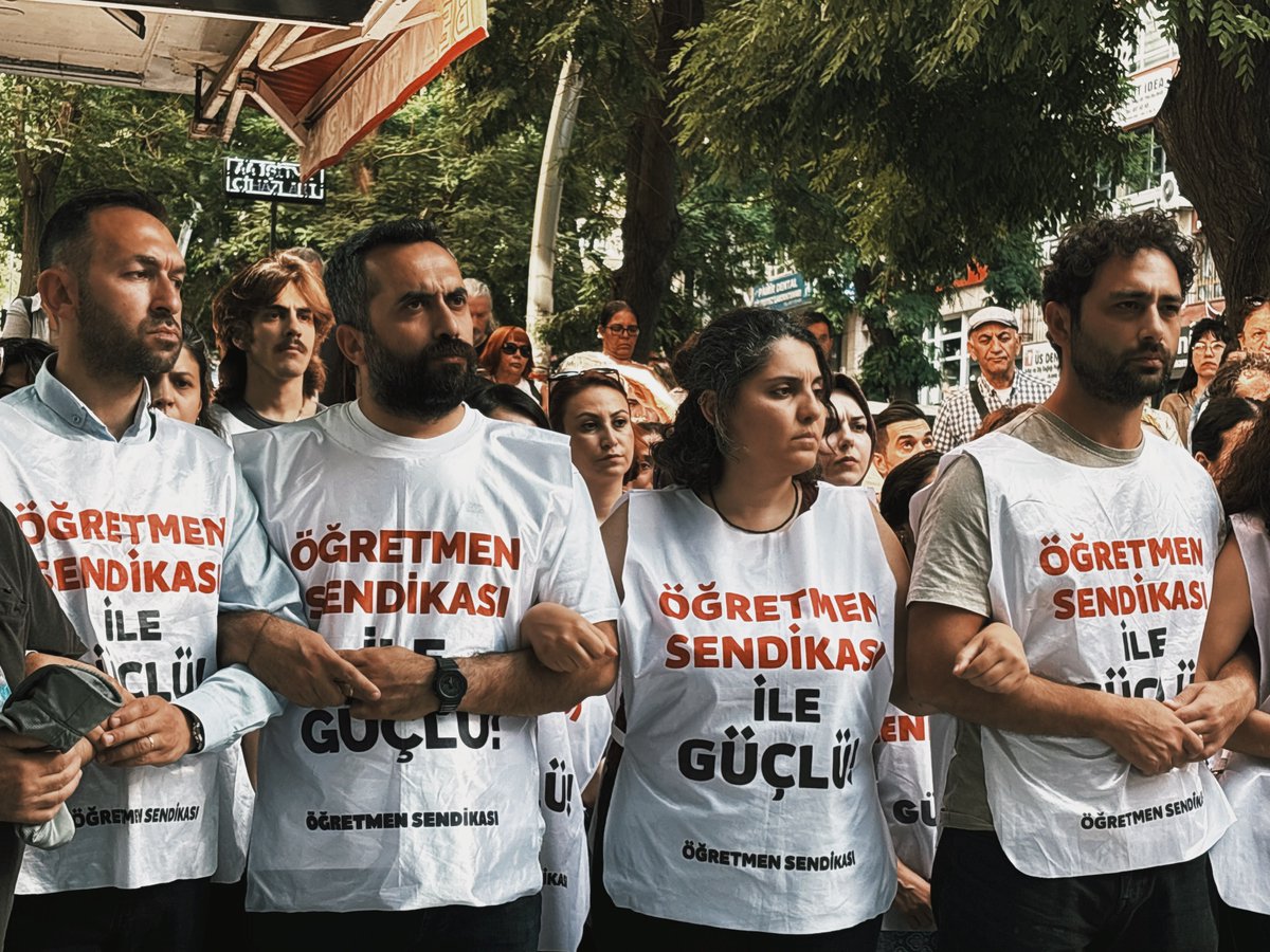 eren_edebali's tweet photo. Direnişimizin Ankara ayağına ara verdik. NATO genelgesini dikkate almak zorunda kaldık. Hamleler hep karşılıklı. Mücadelemiz devam edecek. Arkadaşlarımız birbirine sımsıkı sarılarak ayrıldı. Dostlarımızın kulağı bizde olsun. 
#ÖğretmenlerAcilÇözümBekliyor https://t.co/ZAzVH9Bpdo
