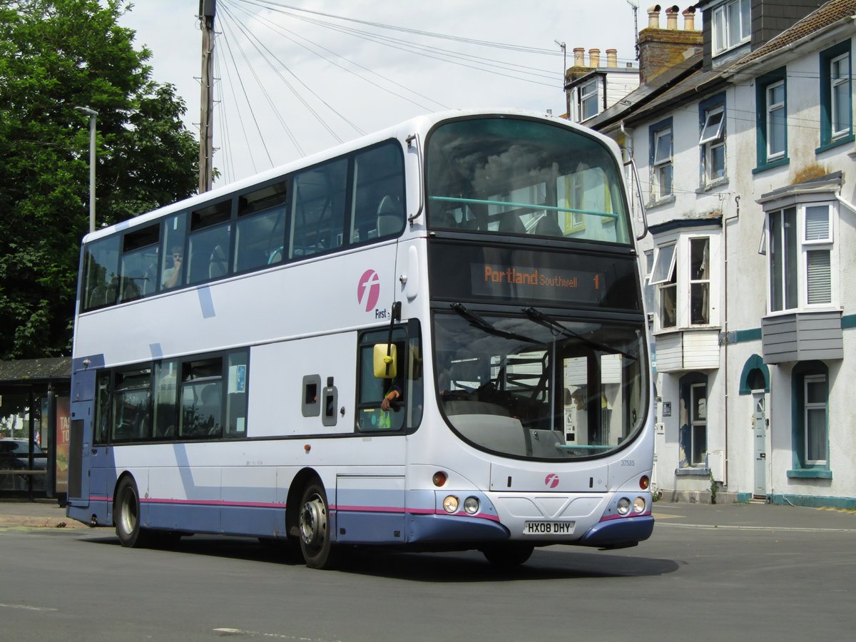 optaresolo055's tweet photo. First Wessex Volvo B9TLs 37582 HX08 DHK &amp; 37585 HX08 DHY seen in Weymouth 

Saturday 27th June 2026 https://t.co/mv8xR29MhL