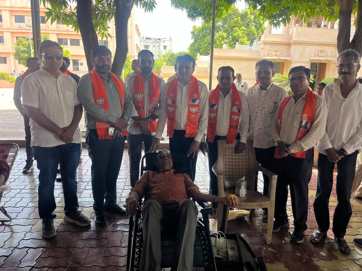ChiragK40644017's tweet photo. આ પ્રસંગે રક્તદાન જેવા મહાન સેવાકાર્યમાં જોડાયેલા તમામ રક્તદાતાઓને પ્રોત્સાહિત કરી તેમનો ઉત્સાહ વધાર્યો. રક્તનું એક એક ટીપું કોઈ જરૂરિયાતમંદ વ્યક્તિ માટે જીવનદાન બની શકે છે.

માનવતાની સેવા માટે નિઃસ્વાર્થ ભાવથી રક્તદાન કરનાર તમામ રક્તદાતાઓને હૃદયપૂર્વક અભિનંદન અને વંદન. 🙏🩸 https://t.co/INHzoVBkOY
