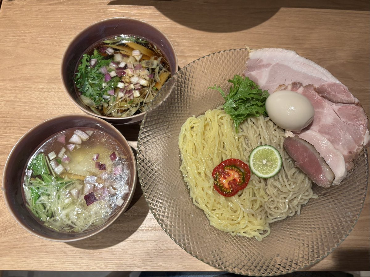nabonayo2's tweet photo. ラーメン探訪『RAMEN紫苑』高田馬場
限定　特上塩つけそば・醤油スープ

初訪🔰
鶏に魚介や乾物のバランスの良い出汁に優しい塩ダレのつけ汁､キレのあるつけ汁､甲乙付け難い出来😊👌👍4種のチャーシューに雲呑は秀逸💯💯💯手揉み麺と全粒粉麺で4度至福の時🈵🌈贅沢三昧な逸杯､ご馳走様でした🍜🙏🙇‍♀️ https://t.co/WmnASAwpys