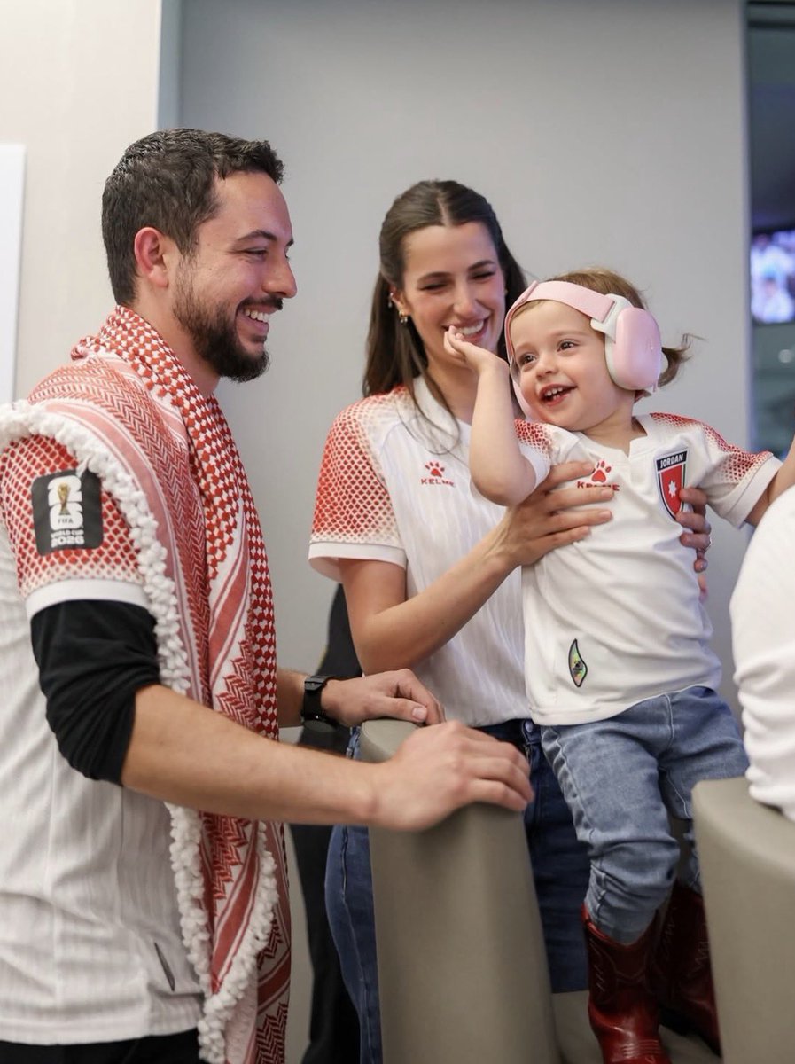 ETbilArabi's tweet photo. ✨"كسبنا بأخلاق النشامى" الملك عبدالله الثاني و الأمير الحسين و الأميرة رجوة و ابنتهما الأميرة إيمان و الأمير هاشم بن عبدالله في الملعب لمؤازرة النشامى في مباراتهم ضد المنتخب الأرجنتيني 🇯🇴 🇦🇷  و الملكة رانيا العبدالله تدعم المنتخب ببوست لما قدموه خلال مشاركتهم بالبطولة و بمباراتهم ضد المنتخب الأرجنتيني 🇦🇷