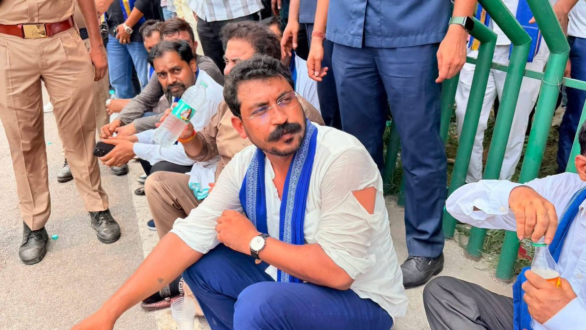 BA4Budaun's tweet photo. सवाल सिर्फ़ एक फटी हुई शर्ट का नहीं, बल्कि लोकतांत्रिक अधिकारों का है।

अगर एक निर्वाचित सांसद को पीड़ित परिवार से मिलने से रोका जाता है, तो जवाबदेही बनती है। जनता जवाब चाहती है।

शर्ट फट सकती है, आवाज़ नहीं। संघर्ष जारी रहेगा।
@BhimArmyChief 
#ChandrashekharAzad https://t.co/kXBBG6Xr5L