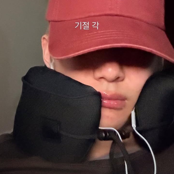 kvubie's tweet photo. made out too much w his bf before getting on the plane his lips swollen now https://t.co/gsNV38FNr5