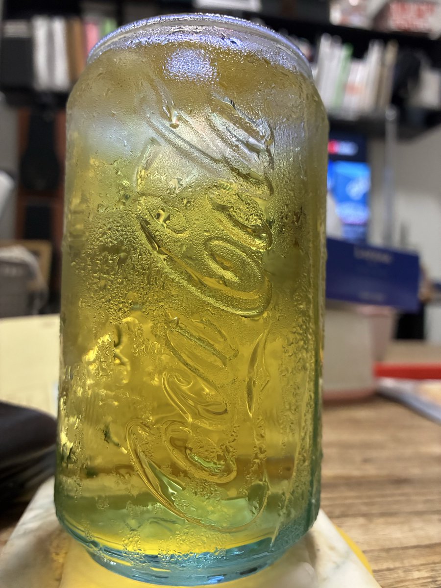 bitch_76's tweet photo. このグラスの存在忘れてたので、久々に使ってみる。
中身はジャスミン茶割です。
先週、今週と雨なので、ジャスミン茶の消費が激しい。 https://t.co/sjTt9MgKEt