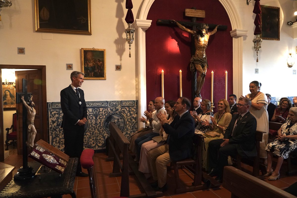 MonteCalvario's tweet photo. 𝗝𝗨𝗥𝗔 𝗗𝗘 𝗖𝗔𝗥𝗚𝗢𝗦 | En la jornada del viernes 26 de junio tuvo lugar la jura de cargos de los oficiales que integran la nueva Junta de Gobierno, la cual regirá nuestra Hermandad hasta el año 2030.

#CofradíasMLG https://t.co/JW3turuPfc