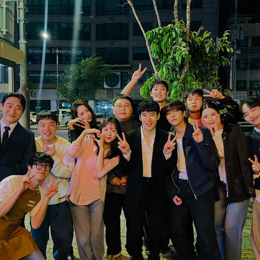 jehoonland's tweet photo. คุณยูแทจูมาอัปรูปหลังถ่ายทำซีรีส์สั้นเรื่อง 길이 보이면 캐스팅해 ค่ะ แคปชั่นน่ารักมาก 🥹

โปรเจกต์ที่เริ่มต้นด้วยเงิน 2 ล้านวอนร่วมกับพี่ยูจิน กลับกลายเป็นปาฏิหาริย์ที่ทำให้เราสามารถสร้างผลงานของพวกเราร่วมกับช่อง Lezhin Snack ได้ และยิ่งไปกว่านั้นเหมือนกับปาฏิหาริย์อีกครั้ง… รุ่นพี่เจฮุนก็มาช่วยพวกเรา เพียงเพราะข้อความ KakaoTalk แค่ข้อความเดียว

ทั้งที่เป็นข้อเสนอที่ผมส่งไปโดยแทบไม่ได้คาดหวัง รุ่นพี่กลับไม่หวังสิ่งตอบแทนใด ๆ และยังชมว่าพวกรุ่นน้องน่าชื่นชม ก่อนจะตกลงมาร่วมแสดงให้ 

ซักวันหนึ่ง พวกเราก็จะใช้ชีวิตเพื่อให้ได้เป็น “อีเจฮุน” ของใครสักคนเช่นกัน