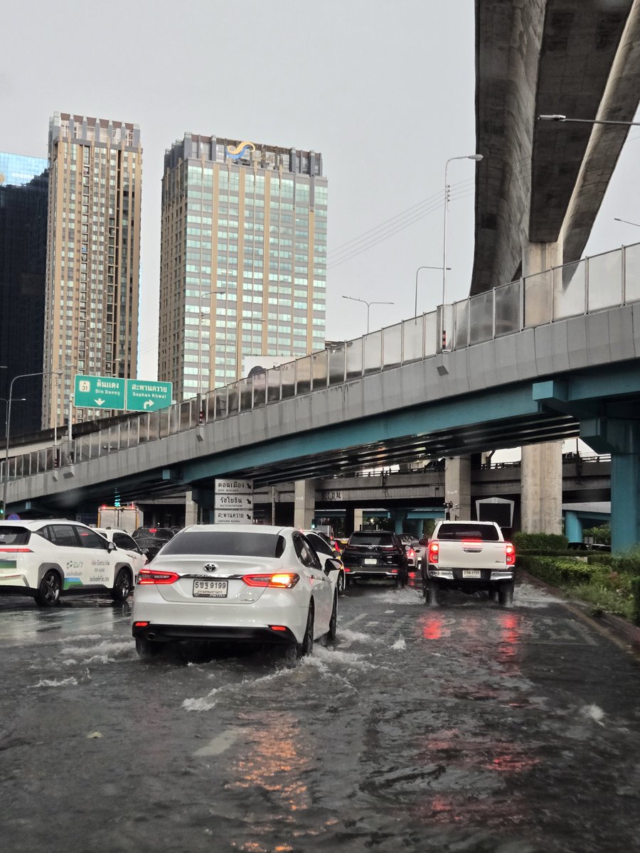 blllm04's tweet photo. ฝนตกหนัก หลบเข้าโลตัส รอฝนซา สรุปประสบภัยที่จอดโลตัสน้ำท่วม ออกมาถนนก็ท่วมหมด ต้องนั่งเรือกลับละมั้ง ดีนะรถสูง 🫠 #ลาดพร้าว #ฝนตก #น้ำท่วม #เลือกตั้ง https://t.co/ZUfZ6ClQvk