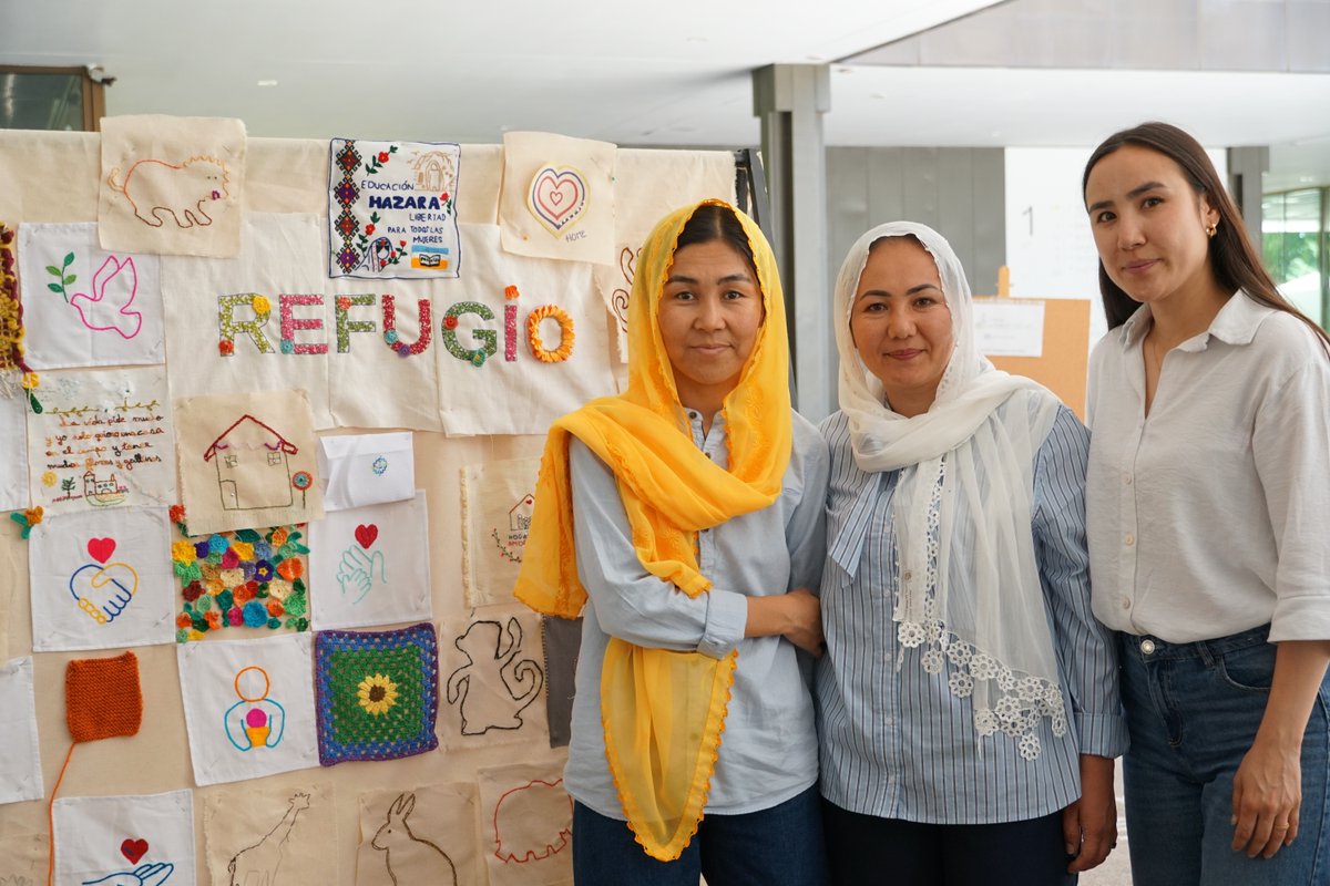 ACNURspain's tweet photo. En el marco del #DíaMundialDelRefugiado, @ACNURspain y @MuseodelTraje se unieron en el evento #TejiendoRefugio.
Más de 300 personas (asociaciones textiles, personas refugiadas y visitantes) tejieron juntas respondiendo a la pregunta: ¿qué significa hogar?
https://t.co/vXjnW2vb7a https://t.co/WnWvQRxXd0