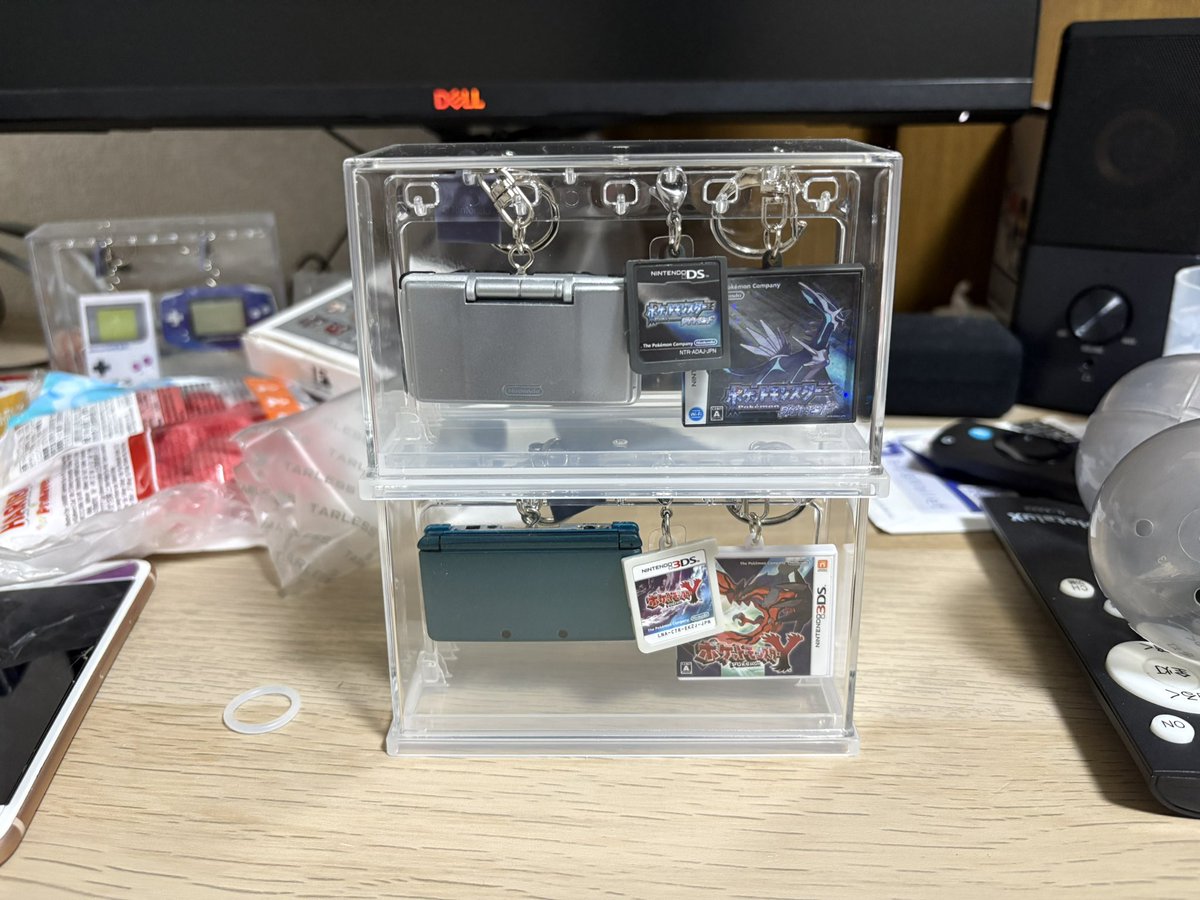 tz83065602's tweet photo. ポケセンオンラインのグッズ届いたからニンテンドーミュージアムで買ったキーホルダーと一緒に飾ってみたけど、これで1セットって言われても違和感無いくらいマッチしてる。
ゲームボーイのキーホルダーが売り切れで買えなかったのが悔やまれる。 https://t.co/uJOMYhE8Oh