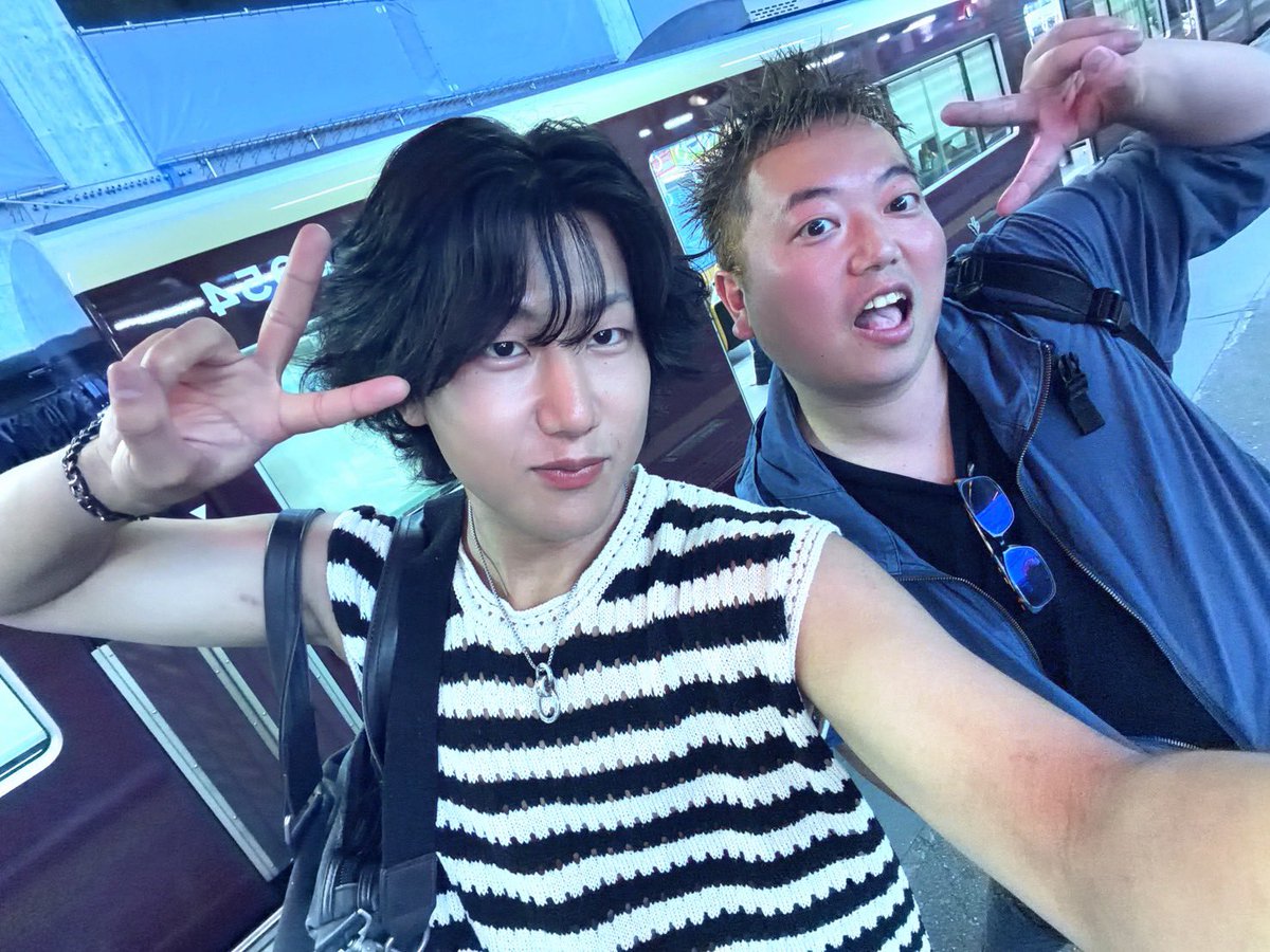 tribe_hiro's tweet photo. 京都河原町OPA前 暑い中でしたが
足を運んで下さった熱い方々
本当にありがとうございました！

めちゃくちゃ盛り上がってくれて
僕らもテンション上がりました

6月も全予定ライブ最後まで
走り抜けれて皆さんに心から感謝！

7月もドリワを含めて
色々な場所に歌いに行きます
ぜひ会いに来て下さい！ https://t.co/PrNdTlNcRO