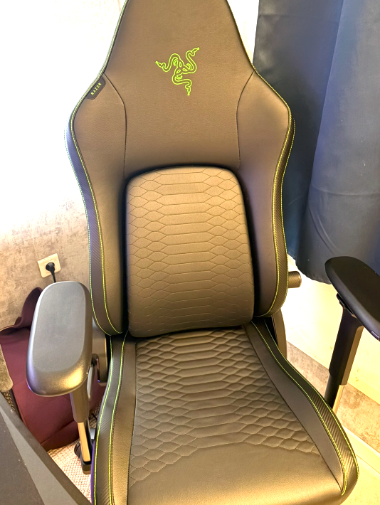 PKM_BRT's tweet photo. Merci à Razer pour leur confiance et pour l'envoi de ces produits ! 💚

Après plusieurs semaines d'utilisation, je suis vraiment satisfait de la qualité du matériel.

🎧 Barracuda X Chroma
🖱️ Viper V4 Pro
⌨️ BlackWidow V4 Low Profile HyperSpeed
📷 Kiyo V2
🎙️ Seiren V3 Chroma
🪑 Iskur V2

Gros coup de cœur pour la Iskur V2, ultra confortable pour mes longues sessions de stream.

Découvrez les produits Razer ici :
https://t.co/O5Vcab2HdE
#Razer #Gaming #Streamer 
@RazerFrance @Razer
