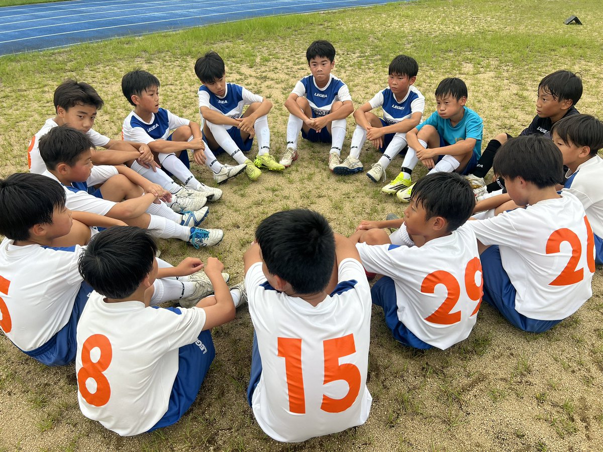 TroppoF's tweet photo. U12  全日リーグ

vs  エルセレ2nd  0-0

前節での課題などミーティングで共有しました。
試合開始からボール支配しながら攻撃を続けましたがゴール出来ませんでした。相手チームの粘り強い守備はありましたがフィニッシュまでの技術やフィニッシュは課題継続中です。 https://t.co/HP6Eb7BSec