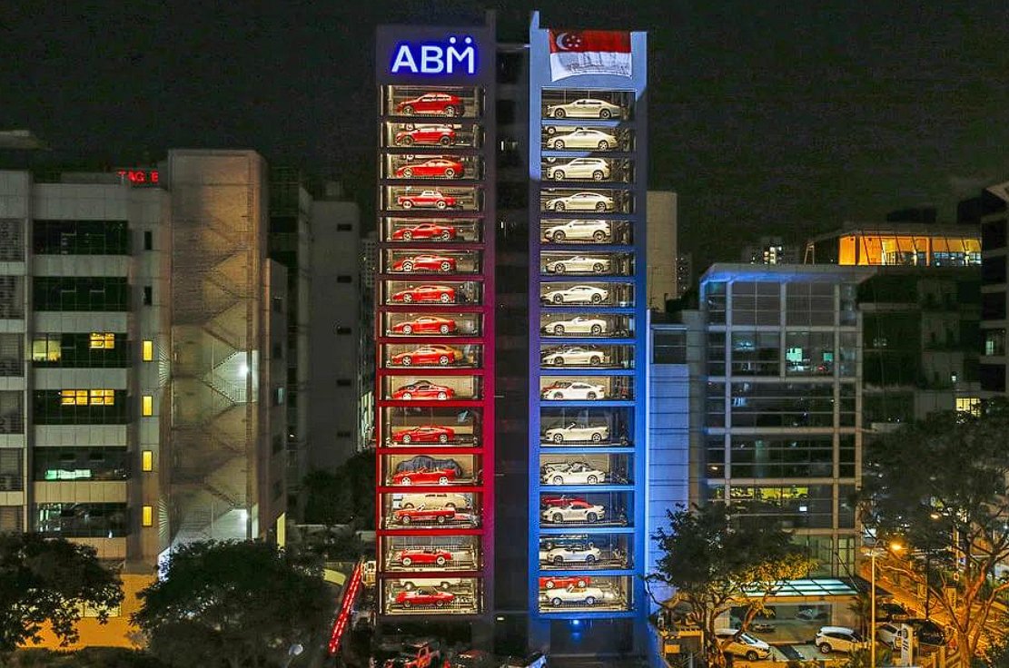 ChaseLooks's tweet photo. You can buy a Ferrari from a vending machine.

Pick the car.

Pay.

The building retrieves it automatically.

The machine is 15 storeys tall. https://t.co/zs0EXmFeqN