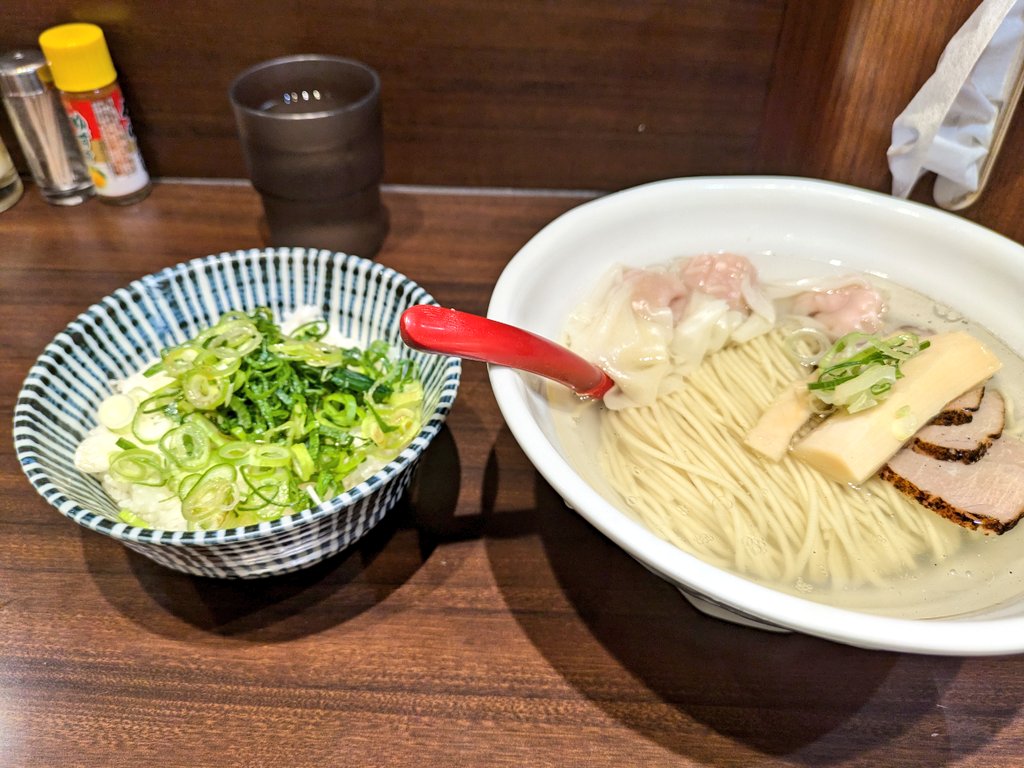 3104nisepunks's tweet photo. 昨日のLIVEの後のラ😆(丸1日食べてない)

西台の寿製麺 にしかわさんで中華そば塩ワンタンと九条ねぎ飯をいただきました🍜

限定のオマール海老と夏季限定丼のつもりだったが、気づいたら自分ド定番の塩ワンタンとねぎ飯を押してたw

けど、自分大好き麺＆ご飯だから問題なしです😊 https://t.co/rgVUjYvEi5