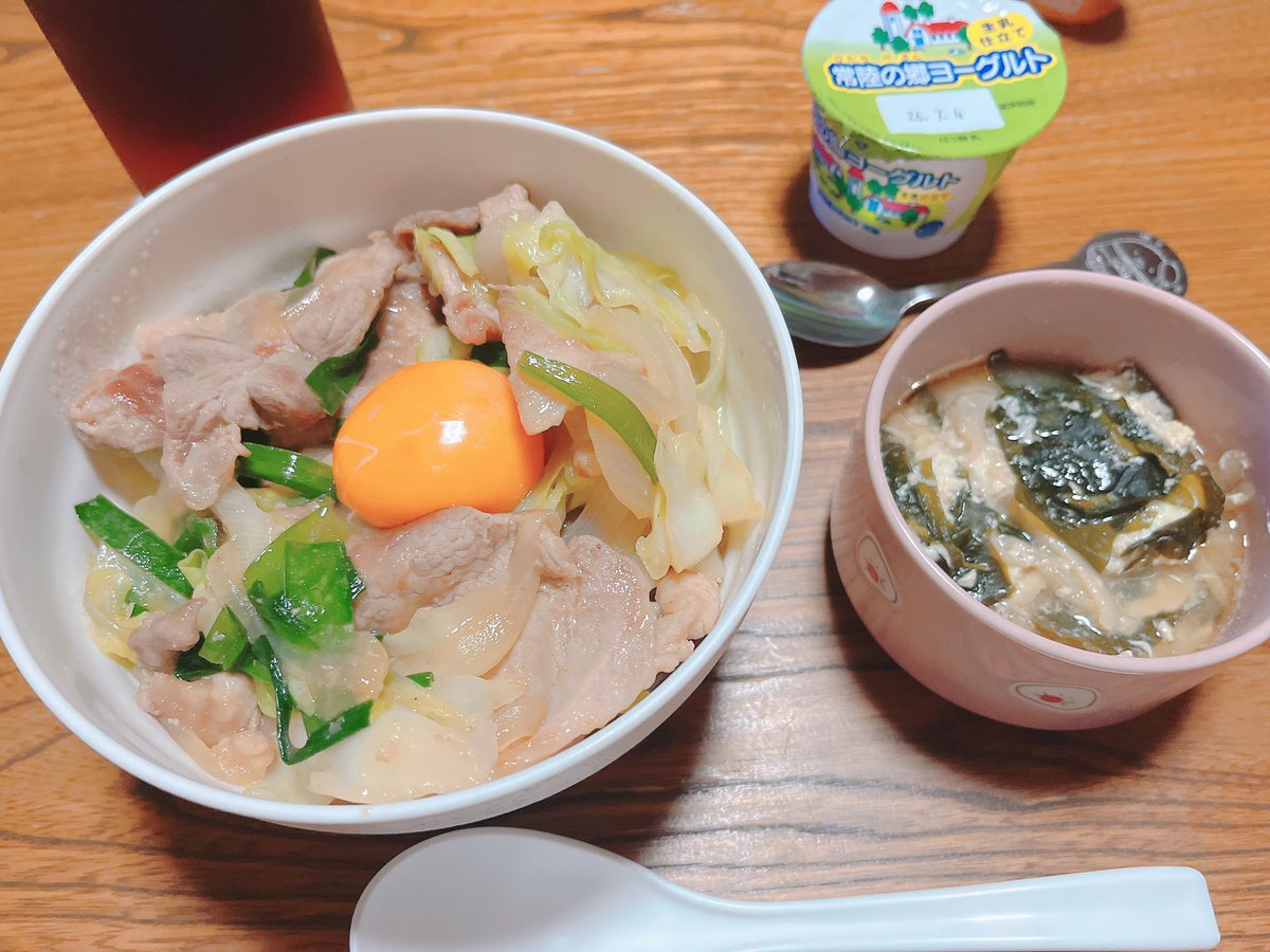 choco_325's tweet photo. 今日も定時で帰れた～✨しかし7月からとあること導入でそれが不安でしかない日々です😂夕飯は冷凍してた豚肉と残り野菜でスタミナ丼、わかめと舞茸のかき玉汁🙏 https://t.co/SFG8uqtnKb