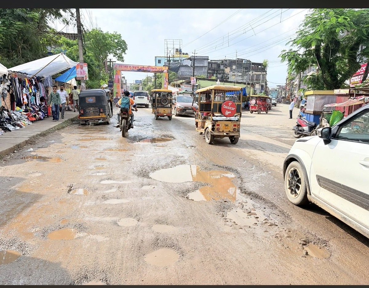 ArindomDas13's tweet photo. @CMOfficeAssam  @nhidcl  Main Road of  (National High way) of Sribhumi District HQ https://t.co/OhQFMZFJKG