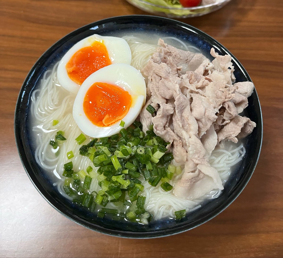 steal_51's tweet photo. リュウジのバズレシピから、冷やしラーメン風そうめんを作り、いただきました。量が多かったせいか、少しスープが薄くなったものの、食べやすくて美味しい。半熟卵は、必須かも。豚しゃぶ相性良かったです。
#そうめん #冷やしラーメン #リュウジ #リュウジのバズレシピ #バズレシピ #素麺 #揖保乃糸 https://t.co/u5txpCBlc6