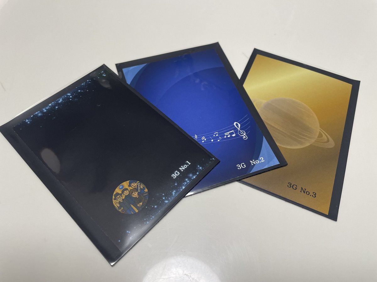 KatsuoCompany's tweet photo. お知らせです。

明日はArcで、久しぶりの3GLIVEです。
なんと！『3Gトレカ』を販売します。
今回はNO.1〜3(保存袋付)
各10枚限定、各¥500

是非揃えてみて下さいね！
裏だけ見せちゃいます↓ https://t.co/z6dKGJc3LR