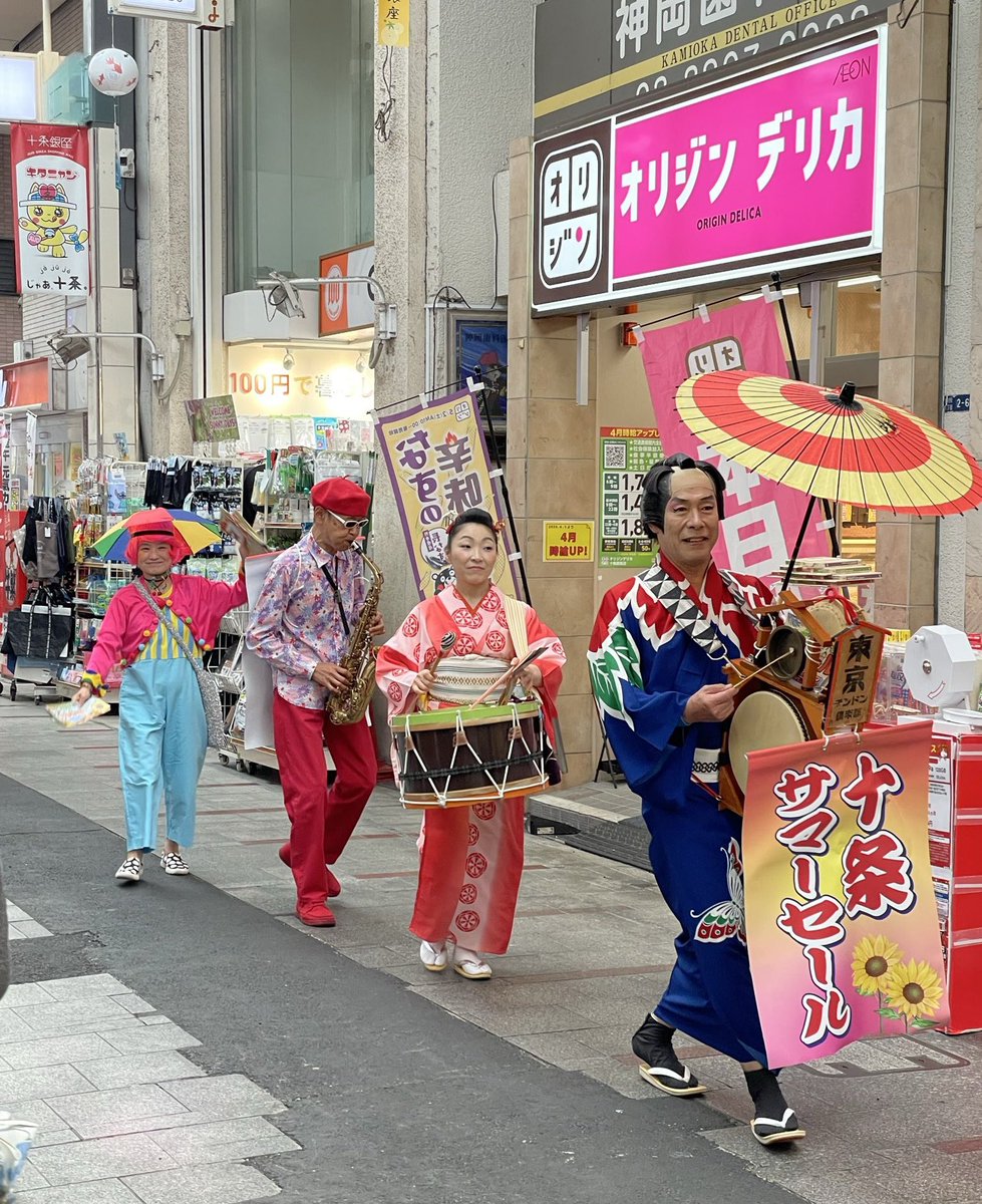 ChindonTokyo's tweet photo. 十条銀座、十条仲通り商店街、十条中央商店街（演芸場通り商店街）3商店街の合同企画「十条サマーセール」PR(^з^)-☆池袋のホテルメトロポリタン・ベアランチ券、共通お買い物券や豪華景品が当たる夏の大売り出し、7/12（日）まで開催！次回こちらは7/5(日)7/11(土)の出動です。（ともぞうさん撮影） https://t.co/YP7yD9l2SH