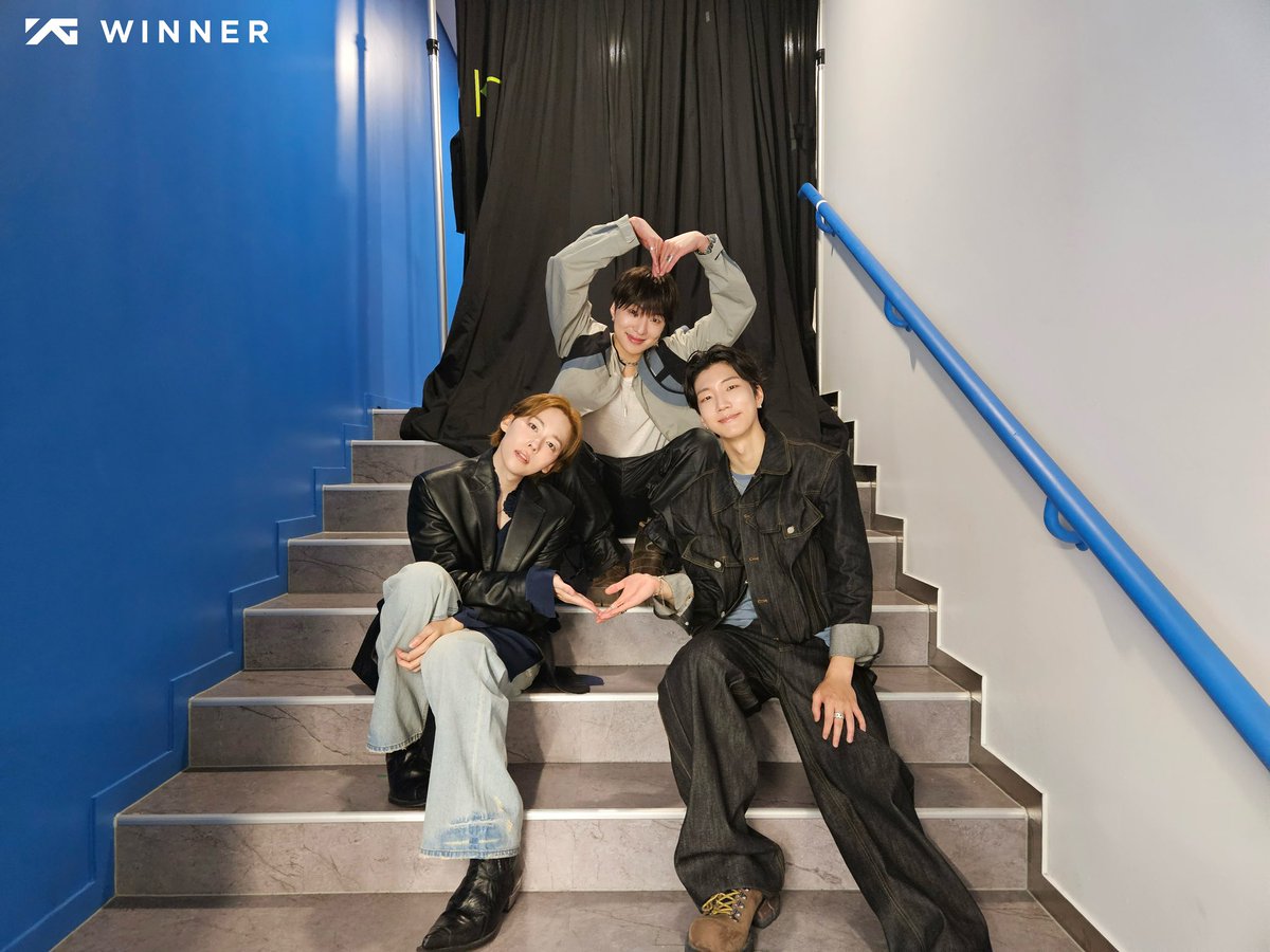 yginnercircle's tweet photo. #THANKUINNERCIRCLE

인서와 함께한 모든 순간이 소중했던
어썸스테이지 DAY 2 종료🎤

함께해주신 인서 여러분 덕분에
잊지 못할 여름의 시작이 되었습니다💙

#WINNER #위너 https://t.co/IYGcfTiWvt
