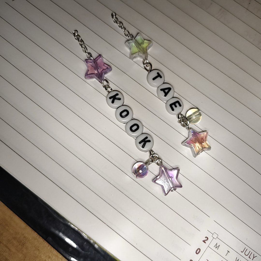 LovLit_'s tweet photo. Taekook 💜🍀
(gimme a day or two, I'll show you how it look from naked eye, I need proper sunlight for that. This picture alone can't justify the beauty of this phone charms ): https://t.co/IkIbjQnXfY