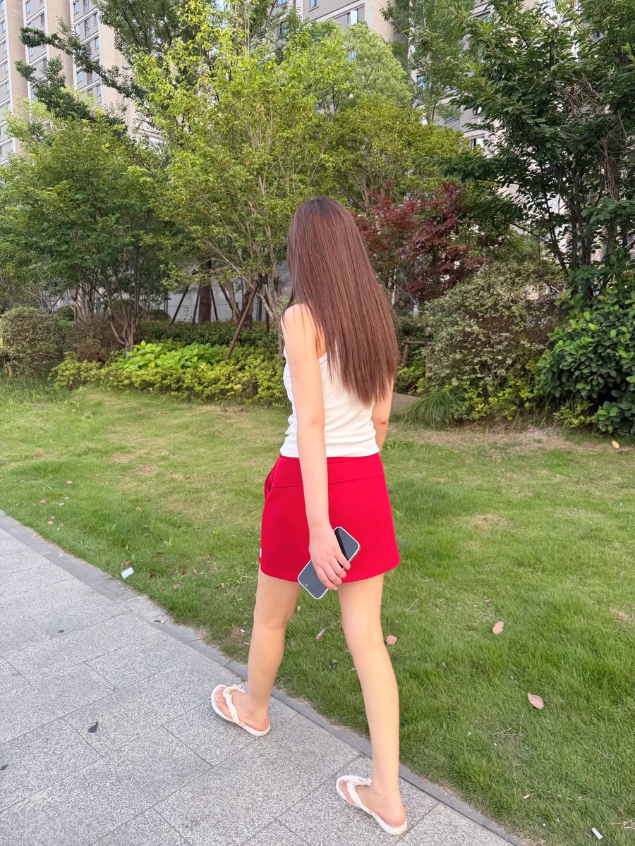 NYYACY's tweet photo. 我喜欢她穿不带档的裙子，但是现在感觉好少了 https://t.co/UIsiWP1aP3