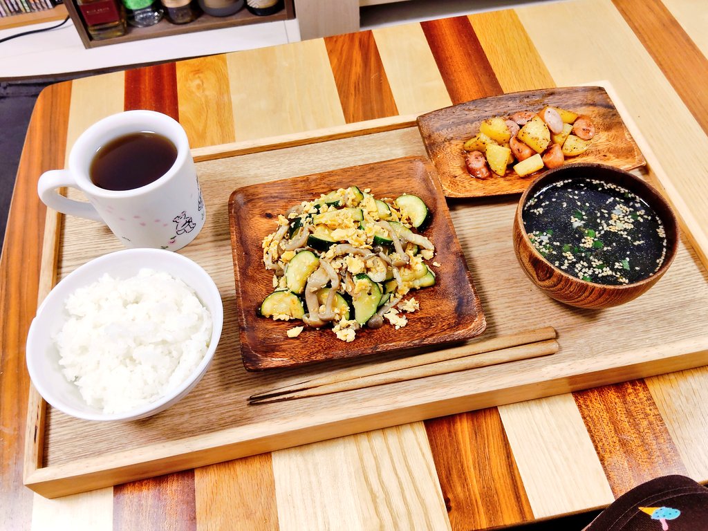 _MRKN's tweet photo. ズッキーニとしめじのほんだし®炒め
ジャーマンポテトぽいやつ
わかめスープ https://t.co/g00lXXIfS1