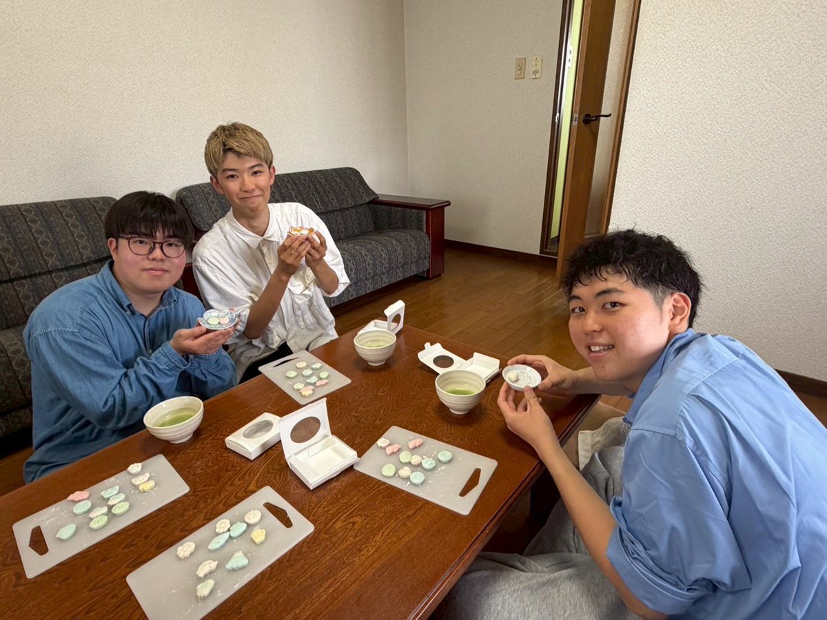 Kagawa_Maker's tweet photo. こんにちは！KAGAWA Makerです🍰

本日、いつもお世話になっている豆花さんに和三盆づくりを教えていただきました！

ほとんどの1年生にとって初めての体験でしたが、全員がカラフルな和三盆を綺麗に作ることができました✨
豆花さんご指導ありがとうございました！ https://t.co/Fsm15f3xXI