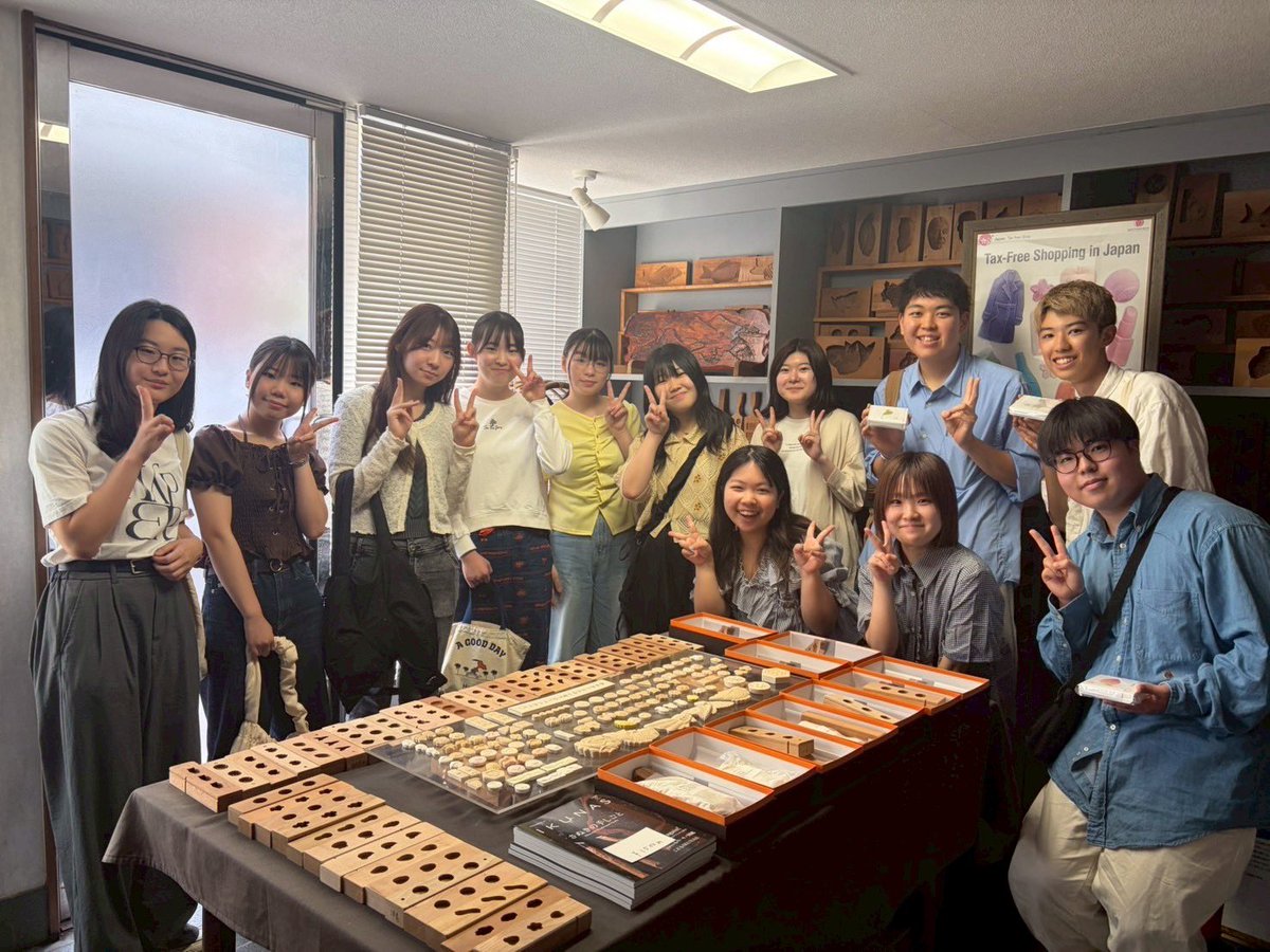 Kagawa_Maker's tweet photo. こんにちは！KAGAWA Makerです🍰

本日、いつもお世話になっている豆花さんに和三盆づくりを教えていただきました！

ほとんどの1年生にとって初めての体験でしたが、全員がカラフルな和三盆を綺麗に作ることができました✨
豆花さんご指導ありがとうございました！ https://t.co/Fsm15f3xXI