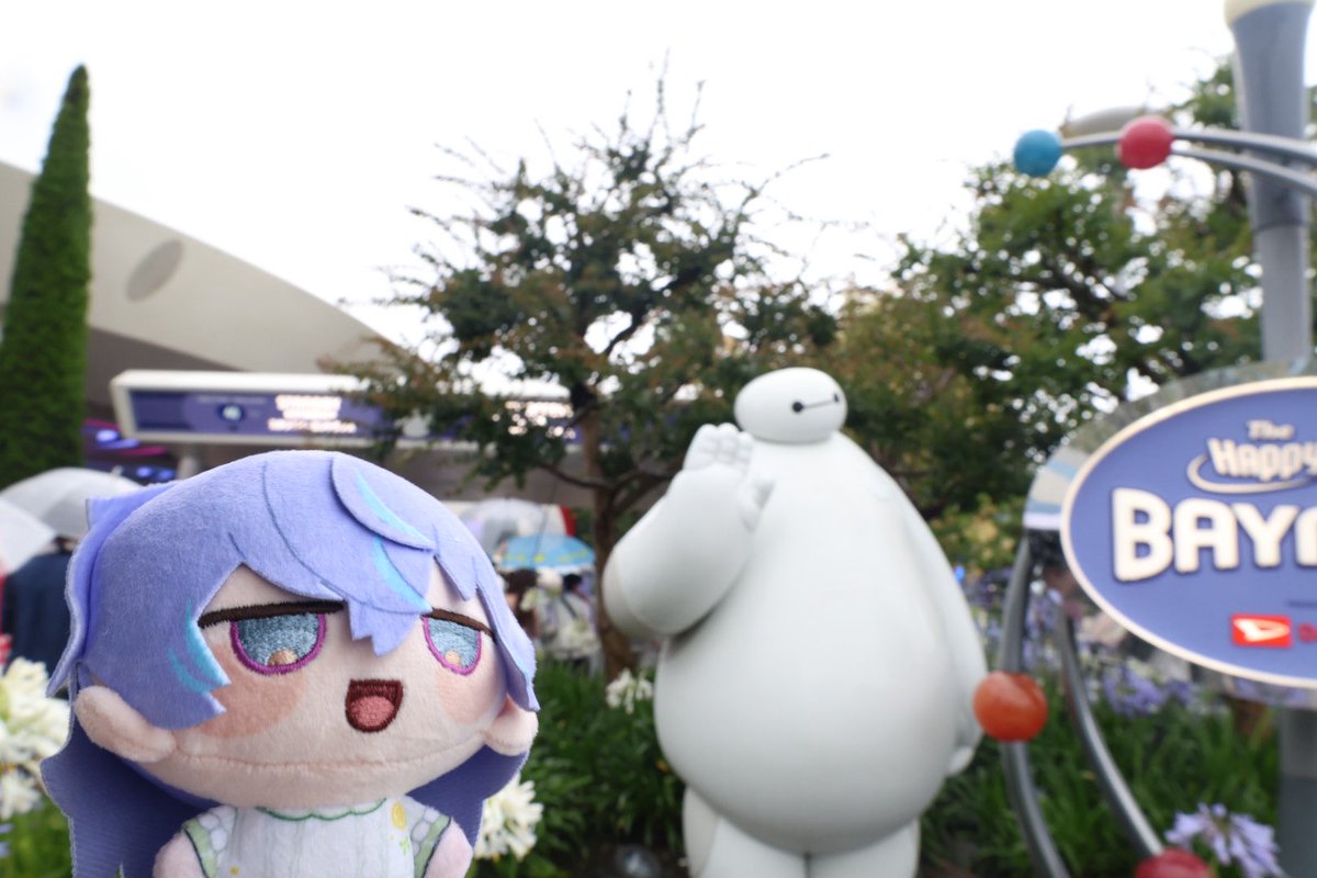 mugimugi1102's tweet photo. ベイマックス乗る時まるっとの写真撮ってたらキャストさんに「りとるべですか？」って声かけられて、ご存知ですか〜！？て返したら「自分、緋八です🔥」言われてお互い「お世話になっております…」て会釈し合ってたの草( ꕹ )
 #めちゃまるー
 #にじまるっとが見られるタグ https://t.co/srxupiuuh0