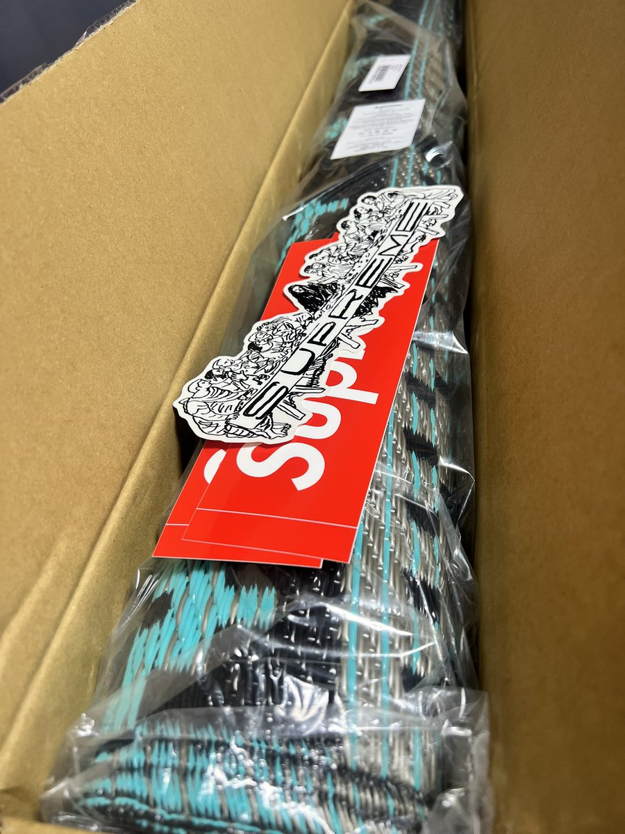petlikelife's tweet photo. ゴザ来たーデカーッッ😳

#supreme https://t.co/NsJt5JCrQp