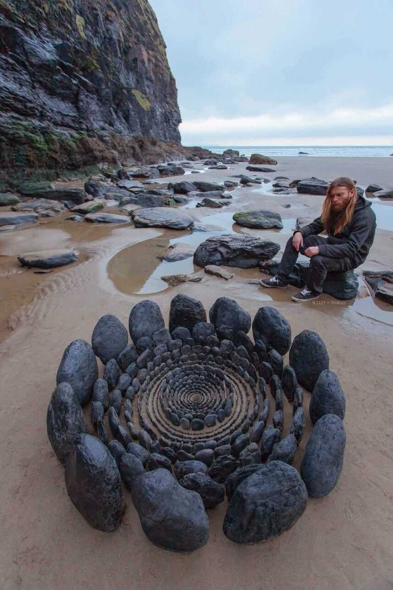 hutdesigns's tweet photo. Welsh artist Jon Foreman creates hypnotic stone mandalas that vanish with the next tide https://t.co/R7jDc1lyOM