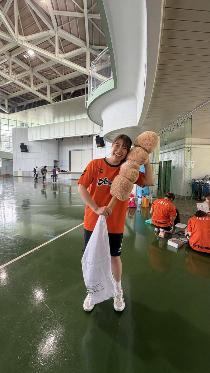hibari_329's tweet photo. #2 ユニが美月サイズなのでお腹見えちゃってる戸破のTTです、はい。

プレゼント喜んでもらえて良かった！
ディズニー楽しんできてね！

2025-2026シーズンありがとうございました。また来シーズンの航海もご安全に🛳️🍊

#shipmate
#アランマーレ富山
@aranmare_mizuki 
@きよ https://t.co/XekFIPQboU