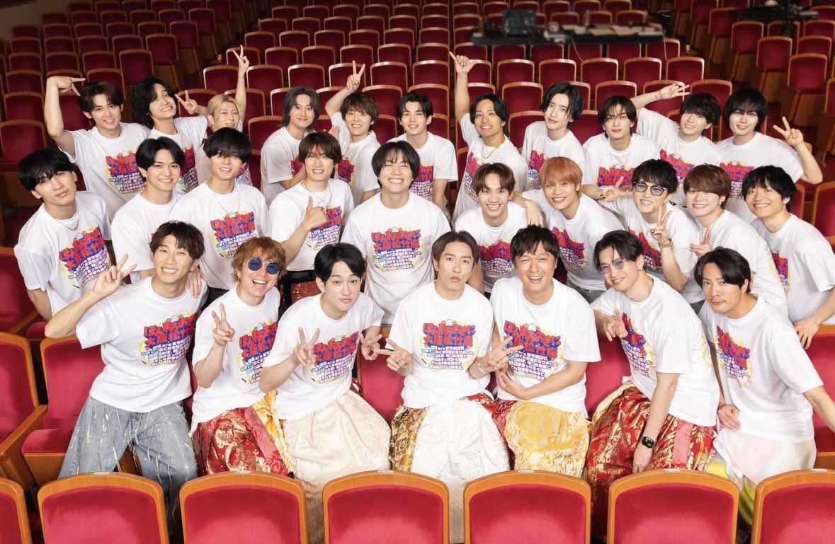 7starPrin's tweet photo. 昔“センターに立ちたい”と言った大橋くんに 端には端の良さがある､と話した大倉くん自身もセンターに立ちたくて立てなかった人で
色んな経験から学んだ答えの半分を大橋くんに教え 後は自分で見つけなさい､と育てるこの教えが 先輩から後輩へ事務所の伝統を｢繋ぐ｣になっていくことが本当に尊いな https://t.co/m6086M365x