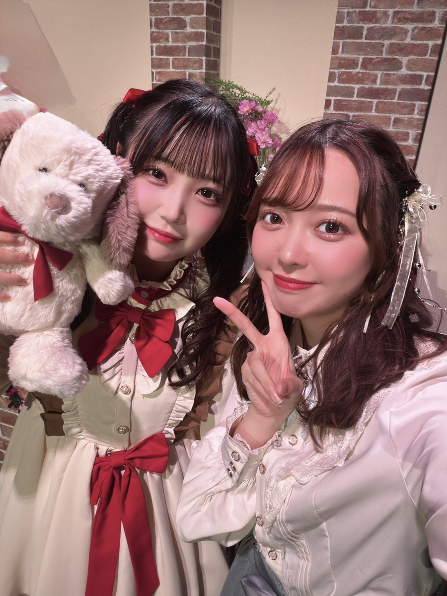ishida_minami's tweet photo. #花売りに結ばれて
撮っていたただいたお写真🫶

ベンダー役 加藤結ちゃん
マリー役 佐藤美波さん

写真を撮る時にお話もできて嬉しかった☺️ https://t.co/2RWL32AC2n