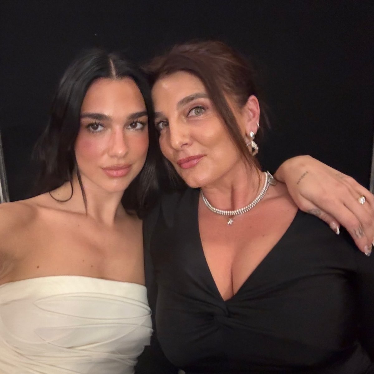DUA LIPA tweet media