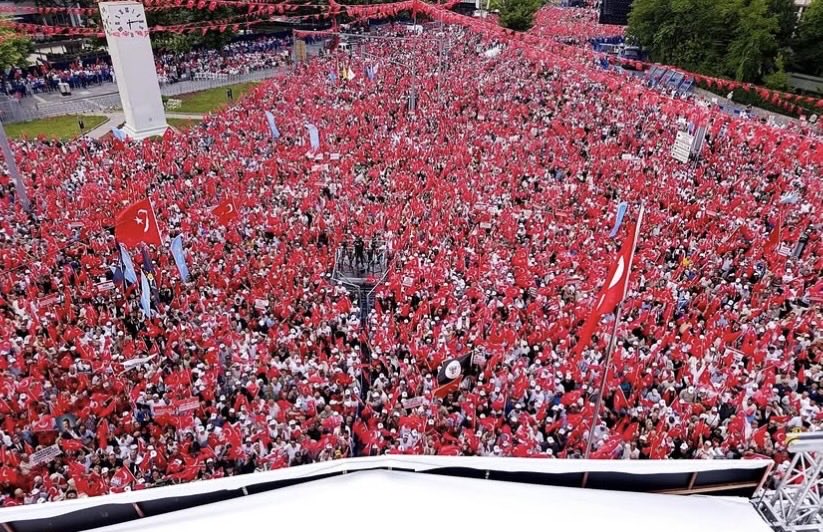 sdeniz13's tweet photo. 15 NİSAN 1978 RUHU YENİDEN DİRİLDİ!
TÜRKİYE TEK YÜREK, TEK BAYRAK OLDU!
MİLLET UYANDI, TANDOĞAN’DA BAYRAK AÇTI!

BAYRAKLAR ARTIK GÖNDERDE! 🇹🇷 https://t.co/2s3V7hmsnP